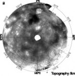 Mappa di altimetria dal radar della sonda Magellan (in basso) e quella ricavata da VIRTIS nell’infrarosso (in alto). Le parti più chiare sono più alte rispetto a quelle più scure. La corrispondenza dei dettagli, essenzialmente crateri, tra le due viste è quasi identica a parte una piccola significativa differenza che può essere spiegata da una errata valutazione della velocità di rotazione. I dettagli della mappa di VIRTIS sono leggermente spostate in senso orario rispetto a quelle di Magellan. Sebbene non utilizzate per il calcolo della rotazione, la mappa di VIRTIS fornisce informazioni anche di ampie zone che Magellan non è riuscito a coprire (vedi le strisce e le zone bianche). (Crediti: ESA/VIRTIS-Venus Express/INAF-IAPS/Obs. de Paris-Lesia/DLR N. Mueller)