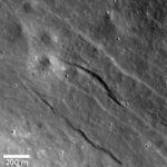 LRO-graben Nell'immagine sono visibili due tra le fosse tettoniche (chiamate graben) più grandi scoperte dalla missione LRO. (Crediti: NASA/Goddard/Arizona State University/Smithsonian Institution)