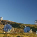 In primo piano, i due telescopi MAGIC installati sull'isola di La Palma alle Canarie. Sullo sfondo, in alto a sinistra il Telescopio Nazionale Galileo dell'INAF e a destra il Gran Telescopio CANARIAS. Crediti: R. Wagner, Max Planck-Institut fur Physics