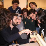 Gli studenti ascoltano le spiegazioni del dott. Luigi Scelsi