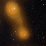 Il ponte di gas caldo fra gli amassi di galassie Abell 399 e Abell 401. Crediti: ESA & Planck Collaboration, STScI Digitized Sky Survey