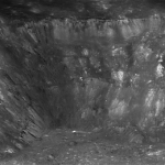 La parete del cratere lunare Aristarco ripreso dalla LRO da una altitudine di 26 chilometri. Crediti: NASA/GSFC/Arizona State University