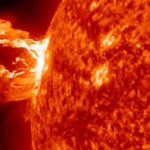 Una nuova ricerca condotta da un fisico matematico Johns Hopkins si concentra sul "comportamento scorretto" dei campi magnetici nelle eruzioni solari. In questa immagine, il Solar Dynamics Observatory (SDO) ha catturato un brillamento solare di classe X1.2, con un picco il 15 maggio 2013. 
Credit: NASA / SDO