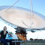 L'autrice dello studio, Jacinta Delhaize, accanto all'antenna del Parkes Radiotelescope