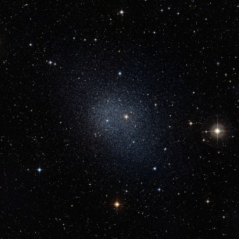 La galassia nana della Fornace, una tra quelle su cui è basato lo studio (ESO/Digitized Sky Survey 2)