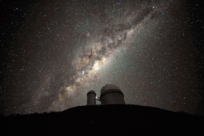 Qusta fotografia è stata scattata dall'Ambasciatore Fotografico Serge Brunier. Il centro e il rigonfiamento galattico al di sopra del telescopio da 3,6 metri dell'ESO. (Crediti: ESO/S. Brunier)