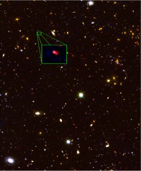 Nell'immagine, proveniente dall'archivio della survey CANDELS, è indicata la galassia  z8_GND_5296, la più distante finora scoperta, a 13,1 miliardi di anni luce da noi. Crediti: V. Tilvi, S.L. Finkelstein, C. Papovich, A. Koekemoer, CANDELS, e STScI/NASA
