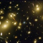 Effetto di lensing gravitazionale nel cluster di galassie Abell 2218 Crediti: NASA/ERO Team