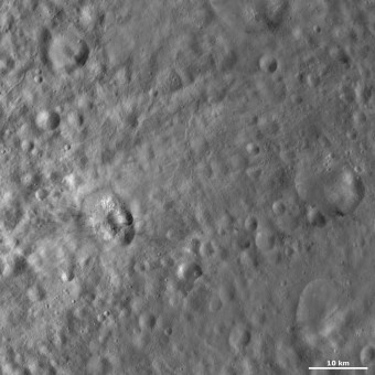 Il cratere Teia, visibile nella parte sinistra dell'immagine grazie al materiale più luminoso al suo interno. Crediti: Dawn/NASA 