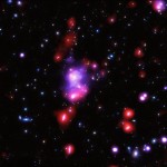 Immagine composita dell'ammasso XDCPJ0044.0-2033 nell'infrarosso, ottico e
nei raggi X.Le regioni in rosso-rosa corrispondono all'emissione
infrarossa captata da Herschel e quella nei raggi X ripresa da Chandra.
Crediti: Per le osservazioni nei raggi X: NASA/CXC/INAF/P.Tozzi, et al;
Nell'Ottico: NAOJ/Subaru and ESO/VLT; Infrarosso: ESA/Herschel/J. Santos,
et al.