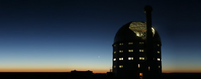 Il telescopio internazionale SALT, Southern African Large Telescope, è il più grande telescopio ottico singolo dell’emisfero sud, con uno specchio composito di 11 metri. Si trova a in Sud Africa, a circa 400 km da Città del Capo. Crediti: SALT