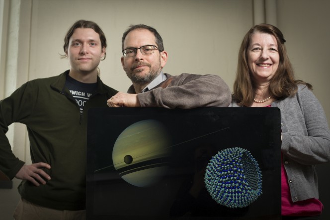 Paulette Clancy, James Stevenson e il direttore del Cornell’s Center for Radiophysics and Space Research Jonathan Lumine. Crediti: Cornell University Photography.