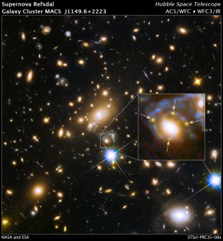 l'ammasso di galassie MACS J1149.6+2223, a oltre 5 miliardi di anni luce da noi, nella ripresa del telescopio spaziale Hubble ottenuta combinando i dati di tre mesi di osservazioni con la Advanced Camera for Surveys nel visibile e con la Wide Field Camera 3 nel vicino infrarosso. Nel riquadro è indicata l'immagine quadrupla della supernova dietro l'ammasso, meglio visibile nell'ingrandimento a destra. La supernova dista dalla Terra 9,3 miliardi di anni luce ed è stata scoperta per la prima volta l'11 novembre del 2014. Crediti: NASA, ESA, and S. Rodney (JHU) and the FrontierSN team; T. Treu (UCLA), P. Kelly (UC Berkeley), and the GLASS team; J. Lotz (STScI) and the Frontier Fields team; M. Postman (STScI) and the CLASH team; and Z. Levay (STScI) 