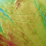 La ripresa topografica della regione Ascuris Planum ottenuta dalla High Resolution Stereo Camera della sonda Mars Express dell'ESA il 10 novembre 2014 nel corso dell'orbita 13785. le tonalit&agrave; del rosso e bianco indicano il terreno pi&ugrave; elevato, mentre le sfumature del blu e viola segnalano le zone pi&ugrave; basse. Crediti: ESA/DLR/FU Berlin