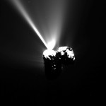 Questa serie di immagini della cometa 67P &egrave; stata acquisita dallo strumento OSIRIS di Rosetta tra il 12 e il 13 agosto 2015 (ora italiana), poche ore prima del perielio. L'immagine a sinistra &egrave; stata scattata alle 16:07 del 12 agosto, l'immagine centrale alle 19:35, e l'immagine finale alll'1:31 del 13 agosto. Le immagini sono state scattate a una distanza di circa 330 km dalla cometal L'intensa attivit&agrave; &egrave; chiaramente visibile, in particolare nell'immagine centrale &egrave; spossibile ammirare un intenso getto. Crediti: ESA/Rosetta/MPS for OSIRIS Team MPS/UPD/LAM/IAA/SSO/INTA/UPM/DASP/IDA
