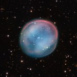 Questa sfera straordinaria, illuminata come il fantasma di una stella nel buio inquietante dello spazio, appare quasi soprannaturale e misteriosa, ma &egrave; un oggetto astronomico familiare: una nebulosa planetaria, ci&ograve; che resta di una stella morente. Questa &egrave; la migliore immagine mai ottenuta dell'oggetto, in realt&agrave; poco noto, chiamato ESO 378-1: &egrave; stata catturata dal VLT (Very Large Telescope) dell'ESO nel nord del Cile. Crediti: ESO