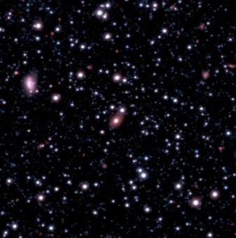 Un'immagine della galassia SAGE0536AGN raccolta durante la campagna osservativa Vista Magellanic Clouds. La galassia è l’oggetto ellittico al centro del campo di vista.