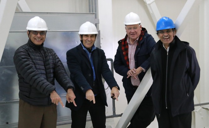 Alaudin Bhanji , Enrico Flamini, Pete Hames e Keyur Patel durante la visita al Serdinia Radio Telescope
