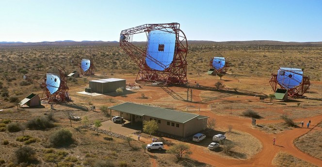 I cinque telescopi che compongono l’osservatorio H.E.S.S.. Crediti: Klepser, DESY, H.E.S.S. collaboration
