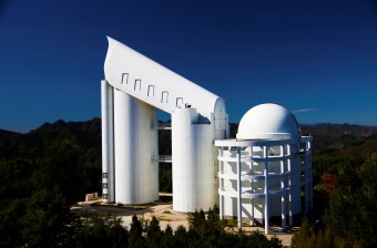 Gou Shou Jing, il più grande telescopio esistente in Cina, si trova nella regione a nord est del paese. È noto anche come Large Sky Area Multi-Object Fibre Spectroscopic Telescope, o LAMOST