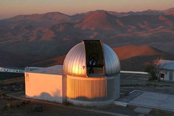 Il telescopio TRAPPIST dell’Università di Liegi, in Belgio, allo European Southern Observatory in Cile. Crediti: UCSD