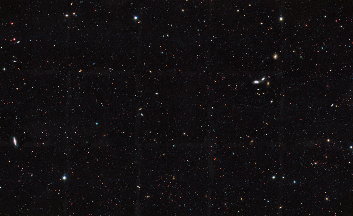 In questo scatto, raccolto dal telescopio spaziale Hubble, vengono rivelate migliaia di galassie collocate in epoche lontane miliardi di anni luce. L’immagine rappresenta una parte di un grande censimento di galassie chiamato Great Observatories Origins Deep Survey (GOODS). Secondo i ricercatori che hanno analizzato i dati di Hubble, circa il 90 percento delle galassie nell'Universo osservabile è troppo debole e troppo lontano per poter essere visto con i telescopi attualmente a nostra disposizione. Crediti: NASA, ESA, the GOODS Team e M. Giavialisco (University of Massachusetts, Amherst)