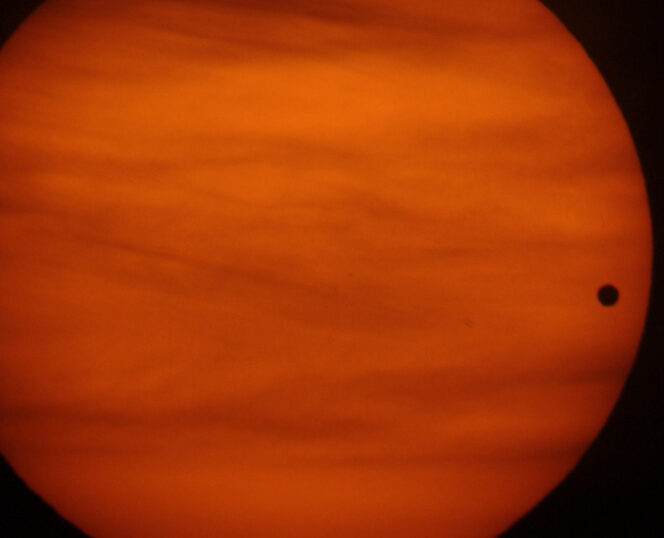 Venere all’alba, sul disco del Sole, durante il transito del 2004. Nasa APOD del 9 giugno 2004. Crediti: Jimmy Westlake (Colorado Mountain College)