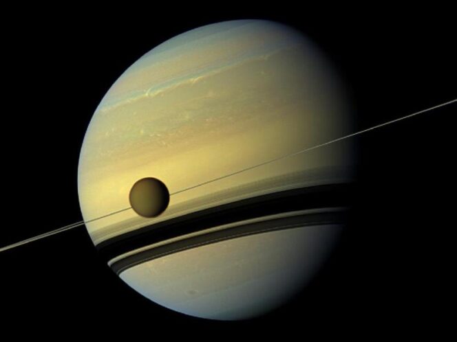 I colori naturali di Titano e Saturno nel passaggio da una stagione ad un latra.