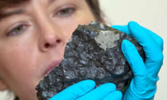Il meteorite Tissint nelle mani di una curatrice del museo in cui è custodito