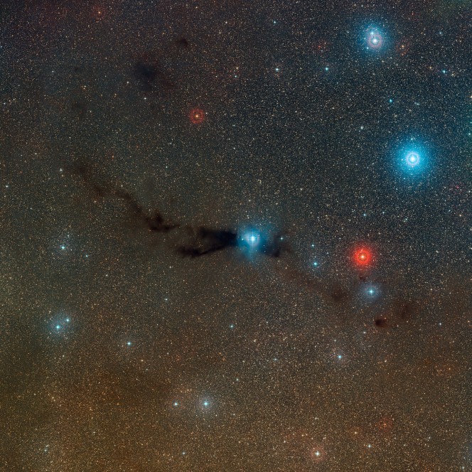 Panoramica della nube oscura Lupus 3 e delle giovani stelle calde ad essa associate. (Crediti: ESO/Digitized Sky Survey 2 Acknowledgement: Davide De Martin)