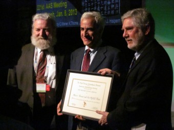 Marco Tavani mentre riceve il Premio Internazionale Bruno Rossi