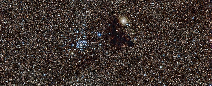 Il brillante ammasso stellare NGC 6520 e la nube scura dalla strana forma, Barnard 86. CREDIT: ESO