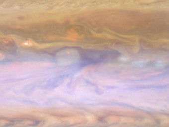 Un hot spot nell'atmosfera di Giove ripreso in falsi colori dalla strumentazione di Cassini nel dicembre del 2000. Crediti: NASA/JPL-Caltech/SSI/GSFC