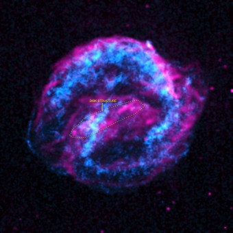 Il resto della supernova di Keplero apparsa nel 1604 e ripresa oggi dal telescopio spaziale chandra della NASA nei raggi X. L'area tratteggiata è la struttura a disco che sarebbe dovuta all'impatto del materiale esplulso dalla supernova con il disco di gas e polveri attorno alla gigante rossa prima dell'esplosione. Crediti: NASA/CXC/NCSU/M.Burkey et al 