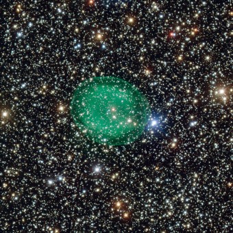 La nebulosa planetaria IC 1295 che avvolge di luce verdastra una debole stella morente. (Crediti: ESO)