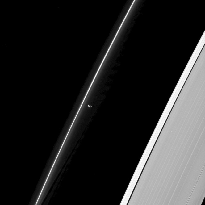 La luna Prometeo e gli anelli F e A del pianeta Saturno in una recente immagine della Casisni-Huygens. Crediti: NASA/JPL-Caltech/Space Science Institute 