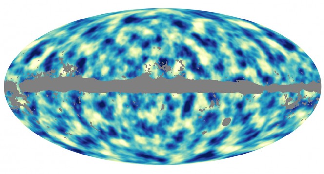 La distribuzione a tutto cielo della materia oscura nell'universo ricostruita da Planck. La zona grigia corrisponde alle emissioni di foreground galattici, qui oscurate perché troppo intense per essere rimossa. Crediti: ESA and the Planck Collaboration