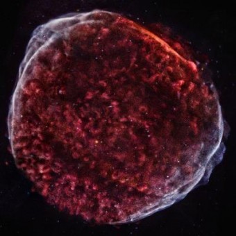 Una lunga osservazione, 8 giorni, e dieci diversi punti di vista hanno permesso la realizzazione di questa dettagliata immagine di SN 1006