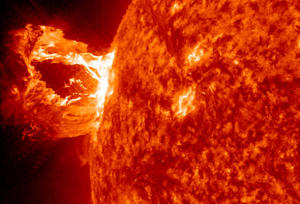 Una nuova ricerca condotta da un fisico matematico Johns Hopkins si concentra sul "comportamento scorretto" dei campi magnetici nelle eruzioni solari. In questa immagine, il Solar Dynamics Observatory (SDO) ha catturato un brillamento solare di classe X1.2, con un picco il 15 maggio 2013.  Credit: NASA / SDO