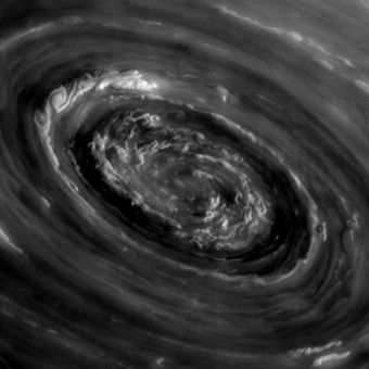 Immagine della tempesta al polo nord di Saturno, scattata il 27 Novembre 2012, da una distanza di circa 361.000 km, attraverso un filtro infrarosso. Credit: NASA/JPL/Cassini/SSI/Emily Lakdawalla