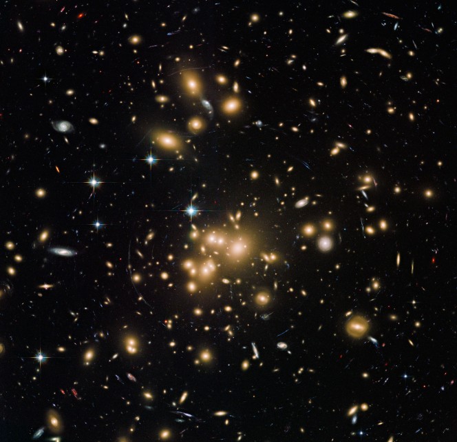 L'ammasso di galassie Abell 1689 ripreso dal telescopio spaziale Hubble. Crediti: NASA, ESA, the Hubble Heritage Team (STScI/AURA), J. Blakeslee (NRC Herzberg Astrophysics Program, Dominion Astrophysical Observatory), and H. Ford (JHU)