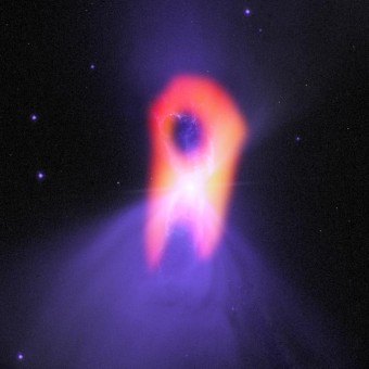 Immagine composite della nebulosa planetaria Boomerang. La struttura blu di sfondo, osservata in luce visibile da Hubble, mostra una classica struttura bilobata con una regione centrale molto sottile. L’immagine ALMA, in rosso, rivela una forma tondeggiante più allungata. Crediti: Bill Saxton; NRAO/AUI/NSF; NASA/Hubble; Raghvendra Sahai 