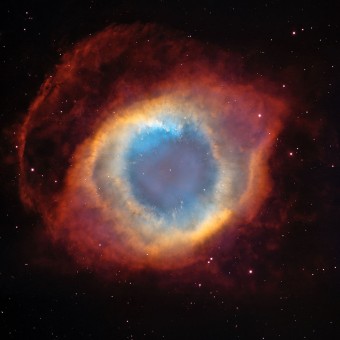 La nebulosa planetaria NGC 7293, anche nota come Nebulosa Elica o 'Occhio di Dio' ripresa in tutto il suo splendore dal telescopio spaziale Hubble. Crediti: NASA, ESA, e C.R. O'Dell (Vanderbilt University)