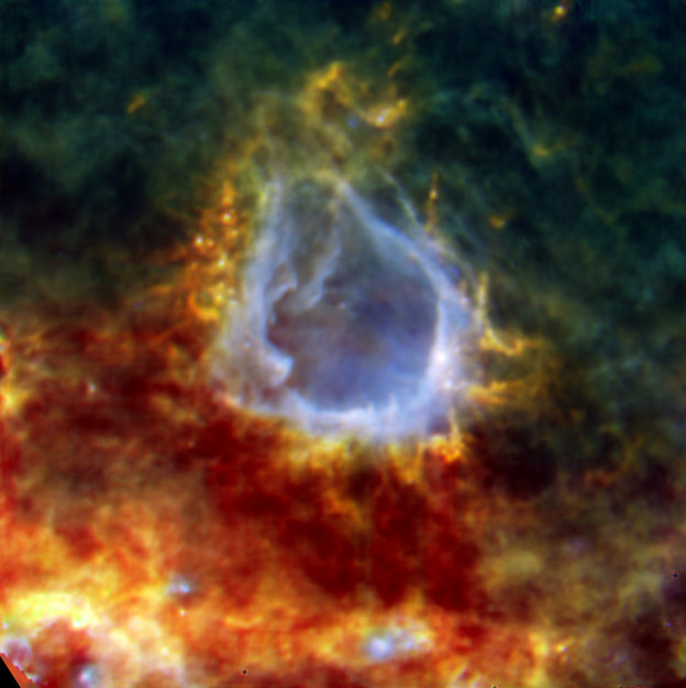RCW 120 è una bolla soffiata da una stella centrale. Il nodo luminoso in basso a destra della bolla è un embrione stellare. La stella ha già una massa di circa 8-10 Soli, e probabilmente crescerà più grande ancora. RCW 120 si trova a circa 4300 anni luce di distanza.  CREDIT: ESA/PACS/SPIRE/HOBYS Consortia 