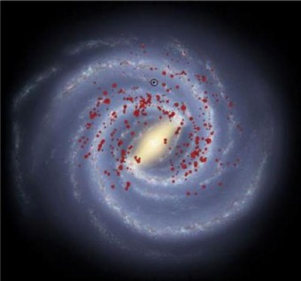 Distribuzione delle stelle giganti nella Via Lattea. Cerchiata in nero, la nostra collocazione nella galassia. Crediti: J. Urquhart et al. 