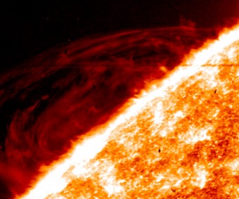 Il vortice rosso è una prominenza solare come ripresa dalla sonda IRIS. I fini dettagli rilevabili in queste nuove osservazioni stanno mettendo in crisi i modelli teorici vigenti. Crediti: NASA/LMSAL/IRIS