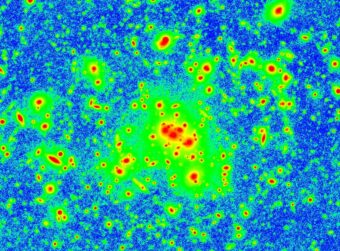 L'Ammasso CL0024+16. La zona centrale in colore verde mostra la distribuzione spaziale della luce diffusa mentre le regioni rosse e gialle indicano la posizione delle galassie con i loro aloni più o meno estesi.