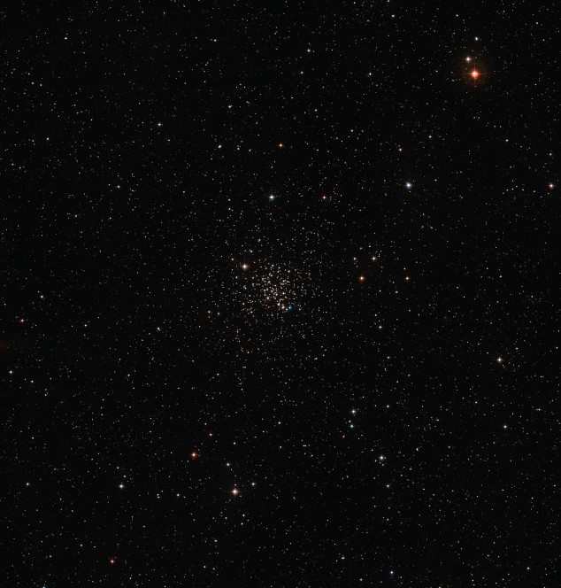 Questa immagine a grande campo del cielo intorno al vecchio ammasso stellare Messier 67 è stata ottenuta a partire da immagini della DSS2 (Digitized Sky Survey 2). L'ammasso è il ricco raggruppamento di stelle al centro della fotografia. Messier 67 contiene stelle che hanno più o meno la stessa età e la stessa composizione chimica del Sole. Crediti: ESO/Digitized Sky Survey 2 Acknowledgement: Davide De Martin
