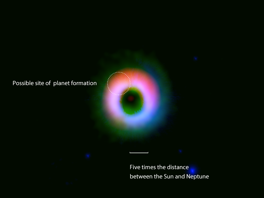 Polvere e gas attorno alla stella HD142527, come visti da ALMA in rosso e verde (rispettivamente). La polvere è concentrata nella parte alta del disco, dove è possibile che si formino i pianeti. Crediti: ALMA (ESO/NAOJ/NRAO), NAOJ, Fukagawa et al.