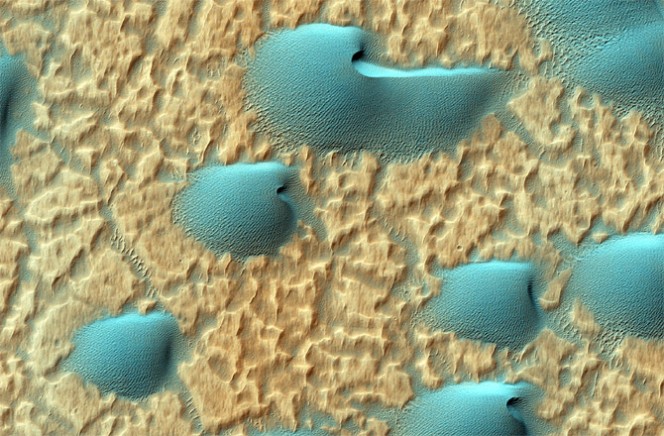 Dune a mezzaluna (o barcane) su Marte nella regione Noachis Terra. Crediti: NASA/JPL-CALTECH/UNIVERSITY OF ARIZONA